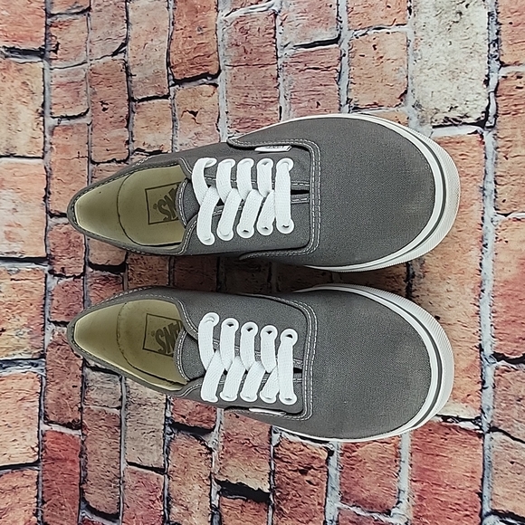 VANS CLASSIC LOWTOPS, WOMANS SIZE 7.5 EUC - Picture 2 of 11